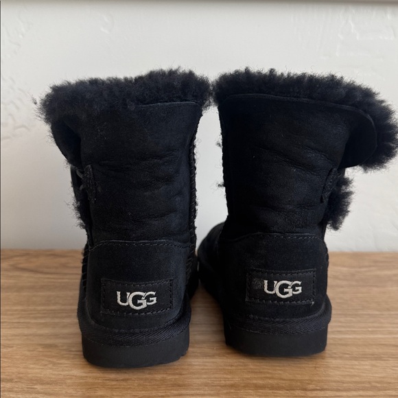 UGG Black Baby Infant Cozy Shearling Boots Casual Winter Booties Size 6 - Picture 2 of 10